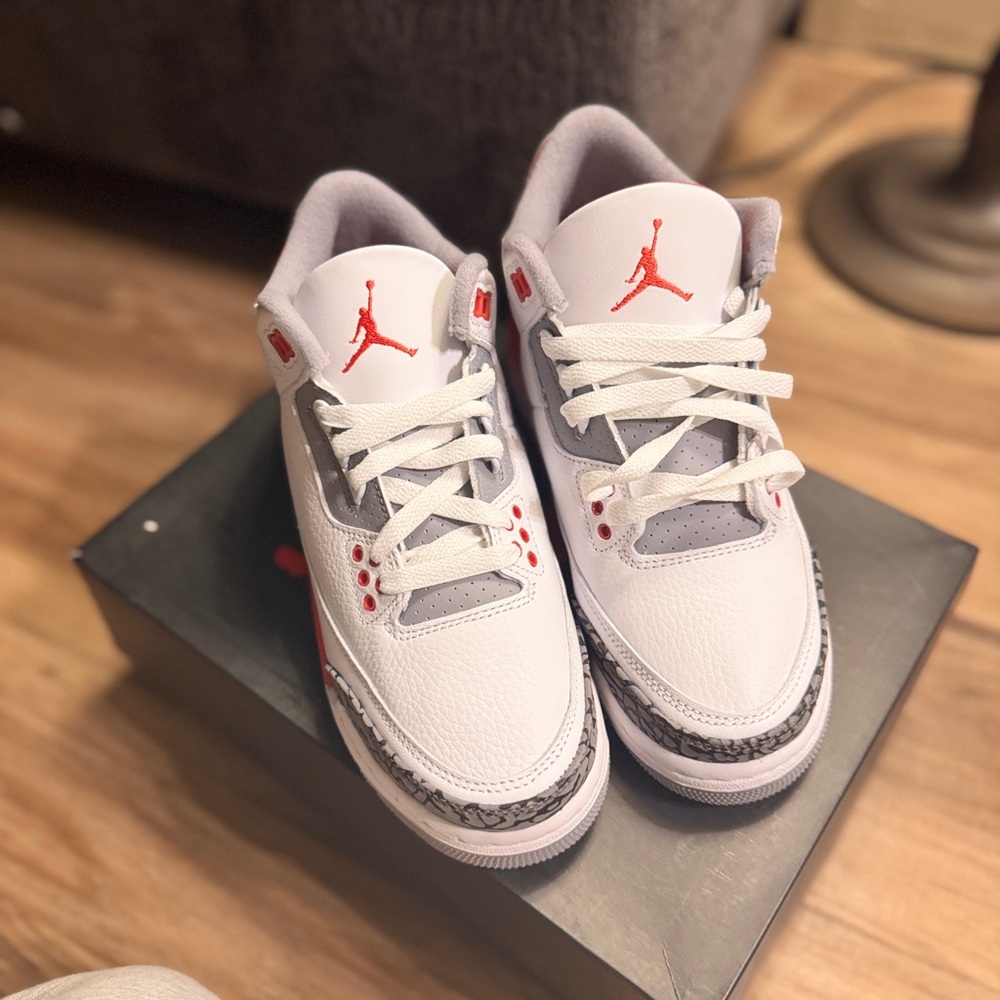 Air Jordan 3 Retro (GS)
White/fire red- black